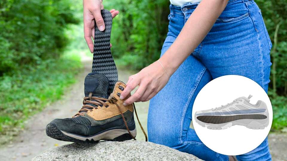 Beskåret bilde som viser en person som legger Carbon Footplate-karbonsålen fra Camp Scandinavia i en støvel. En innfelt illustrasjon viser at karbonsålen skal plasseres under skoens innersåle.